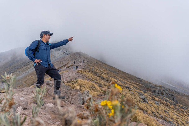 Turistická turistka s batohem pěší na horské stezce - Fotografie, Obrázek