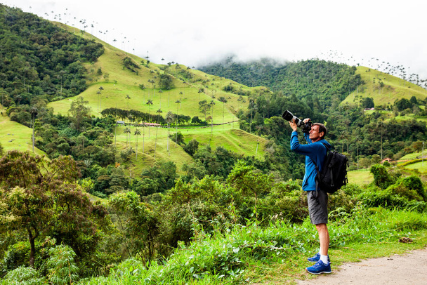Tourist taking pictures at the beautiful Valle de Cocora located in Salento at the Quindio region in Colombia - Φωτογραφία, εικόνα