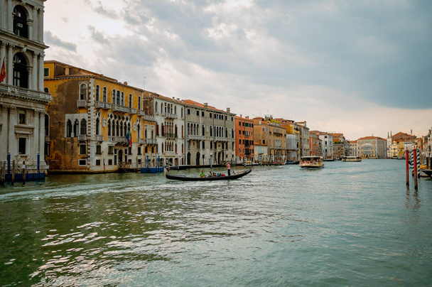 Венеция, Италия - 28 июля 2021 года: Большой канал во время красивого восхода солнца - Фото, изображение