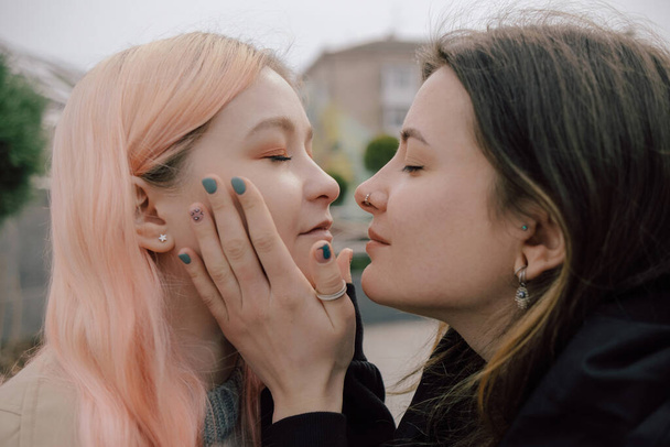 Szczęśliwa młoda lesbijska para patrzy na siebie z miłością - Zdjęcie, obraz