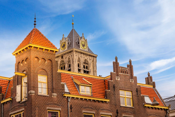 L'Aia, Paesi Bassi vista strada e vecchia casa olandese tradizionale torre dell'orologio in mattoni primo piano a Den Haag, Olanda - Foto, immagini