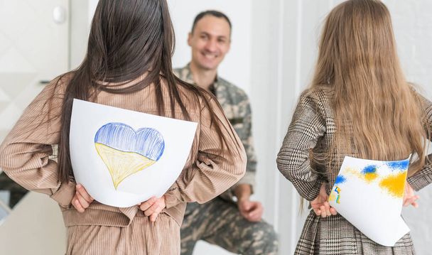 Soldato ucraino felice in militare, figlia allegra, veterani ucraini di russo-ucraino, Giorno di indipendenza - Foto, immagini