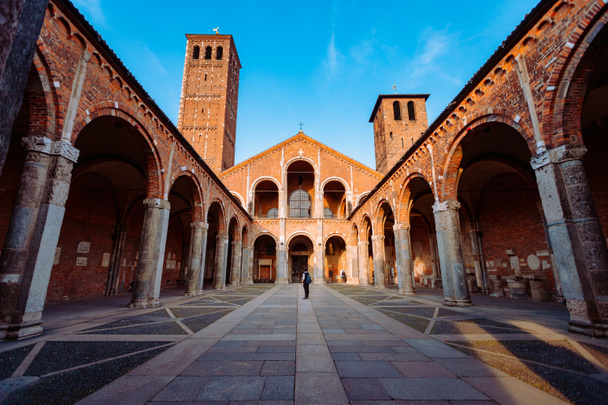 Milano, Italia - maaliskuu 2022: Laaja näkymä Sant 'Ambrogion basilikalle turistin kanssa sisäpihan keskustassa - Valokuva, kuva