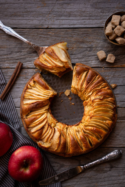 Zelfgemaakte heerlijke appeltaart met gesneden appel en bruine suiker - Foto, afbeelding