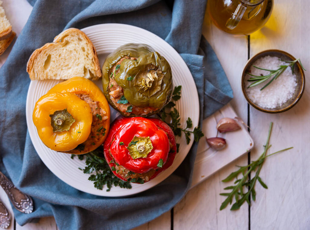 Paprika mit Fleisch und Petersilie, Fleisch gefülltes Gemüse - Foto, Bild