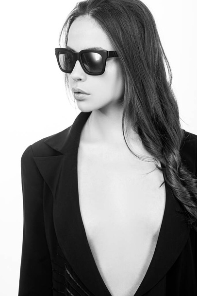 Beauty portrait of beautiful female model in sunglasses. Fashion make-up. Beauty portrait of female face. - Фото, изображение