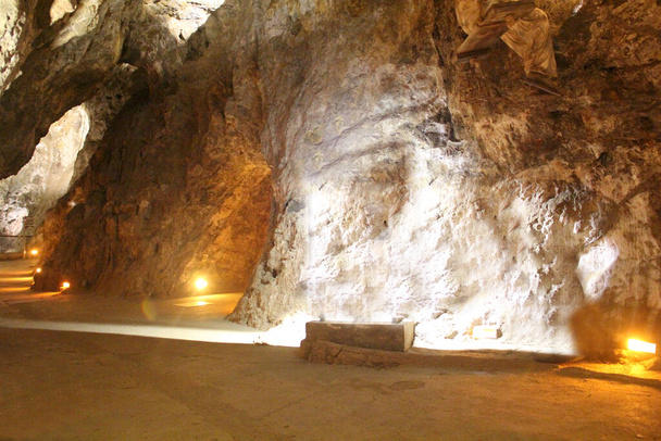 Підземна гірничодобувна спадщина міста Сакатекас Мексика, де можна побачити великі скелі та освітлені тунелі. - Фото, зображення
