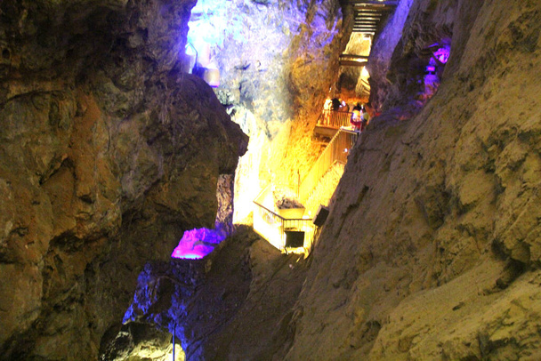 Podzemní stříbrný důlní dědictví města Zacatecas Mexiko, kde můžete vidět velké skály a osvětlené tunely na procházku - Fotografie, Obrázek