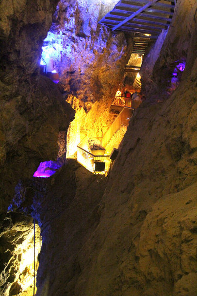 Підземна гірничодобувна спадщина міста Сакатекас Мексика, де можна побачити великі скелі та освітлені тунелі. - Фото, зображення