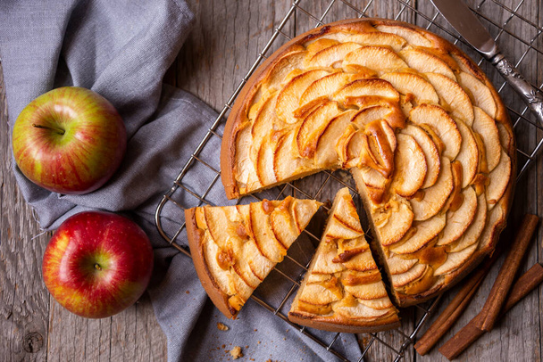 Appeltaart, heerlijk dessert met plakjes appel erop - Foto, afbeelding