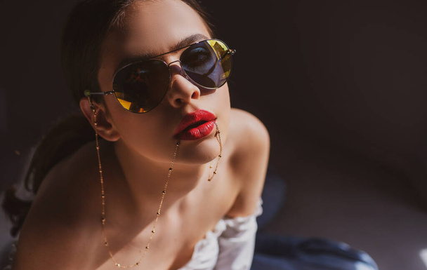 Fashion trendy girl with sunglasses. Stylish woman with glasses. Beautiful female model. - Foto, afbeelding