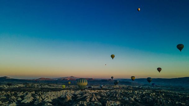 vista aérea de coloridos globos de aire caliente en Capadocia, Turquía. Foto de alta calidad - Foto, Imagen