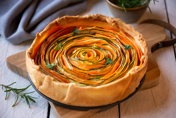 Vegetable pie with carrots and zucchini, healthy food - Foto, imagen