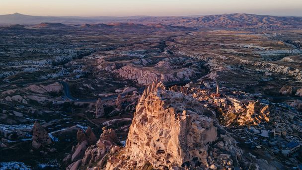 Turkije. Cappadocië. luchtfoto Uitzicht op rots-kasteel van Uchisar kasteel bij zonsondergang. Hoge kwaliteit foto - Foto, afbeelding