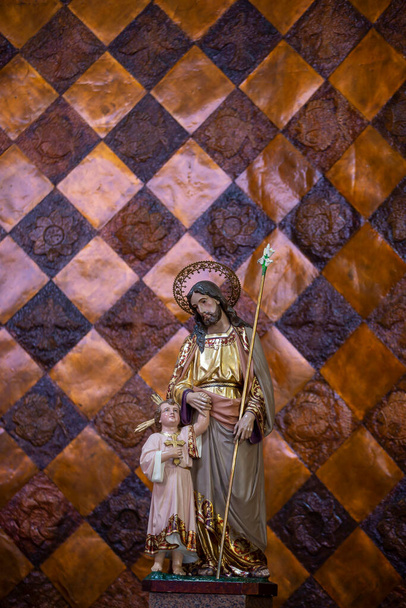 Bild des Heiligen Josef mit Jesuskind in der Kathedrale Unserer Lieben Frau von Conceicao, erbaut zwischen 1966 und 1977. Braganca Paulista, Bundesstaat Sao Paulo, Brasilien - Foto, Bild