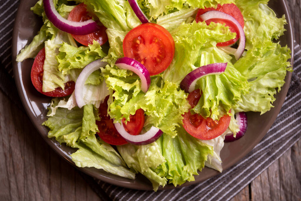 Salada de legumes verde com lattuce, tomate, cebola. Alimentos saudáveis - Foto, Imagem