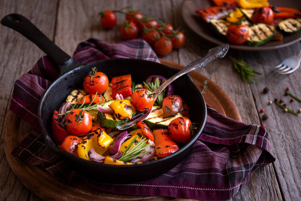 Grilovaná míchaná zelenina, papriky, cukety, rajčata a cibule - Fotografie, Obrázek