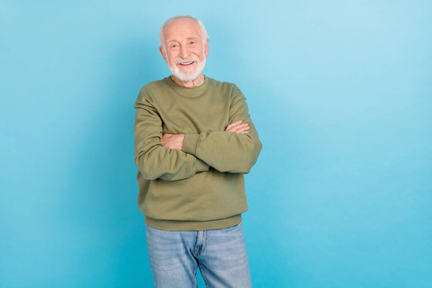 Portrait of attractive cheerful grey-haired man folded arms isolated over bright blue color background - Foto, Imagen