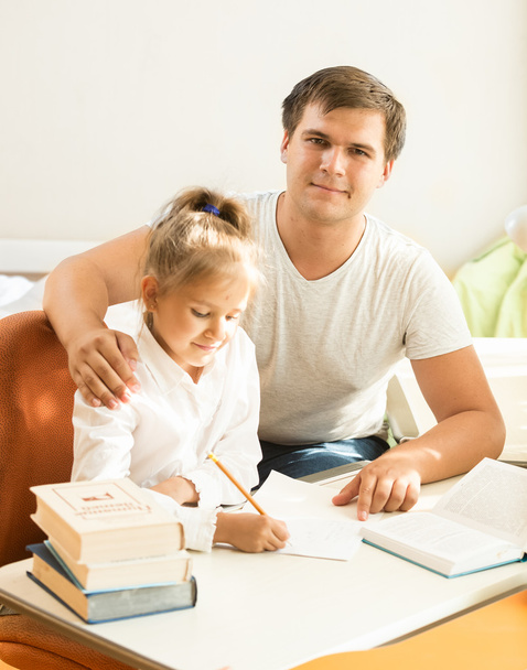 bonito homem ajudando filha com lição de casa
 - Foto, Imagem