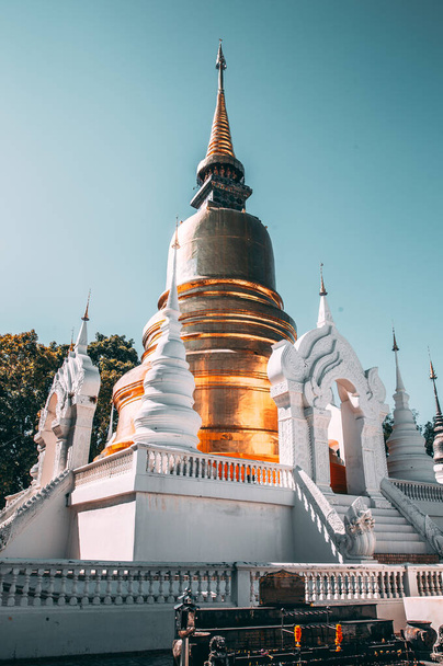Ryhmä pagodia Wat-Suan-Dokissa. kuuluisa temppeli Chiang Mai, Thaimaa - Valokuva, kuva