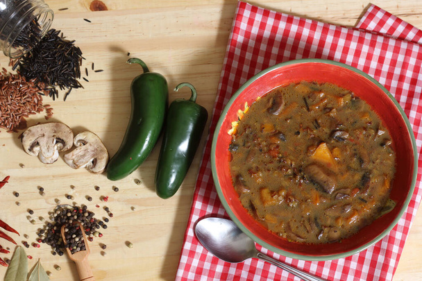 Грибы и перец суп с диким рисом. Смесь сладкого болгарского перца и мягкого халапеньо - Фото, изображение
