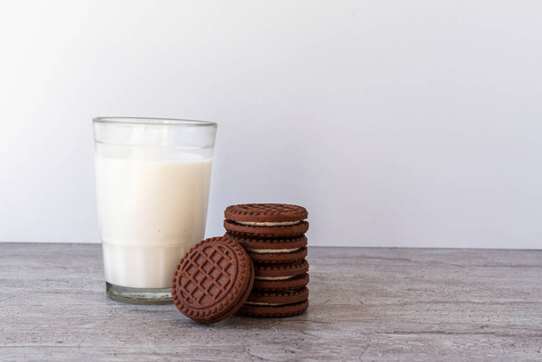 Chocolate chip cookies with milk on a light background. Chocolate sandwich - cookies. - Zdjęcie, obraz