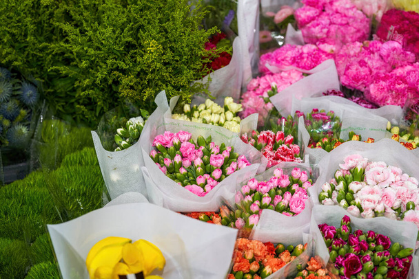 Fleurs de Gypsophila de différentes couleurs à vendre dans un magasin de fleurs - Photo, image