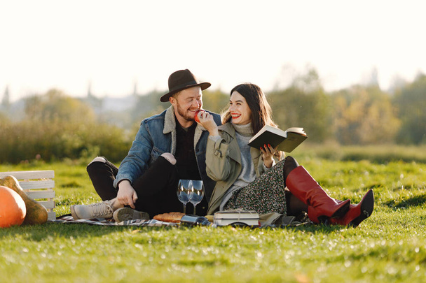 Stylish couple have a picnic with a glasses of wine on a nature - Foto, Bild