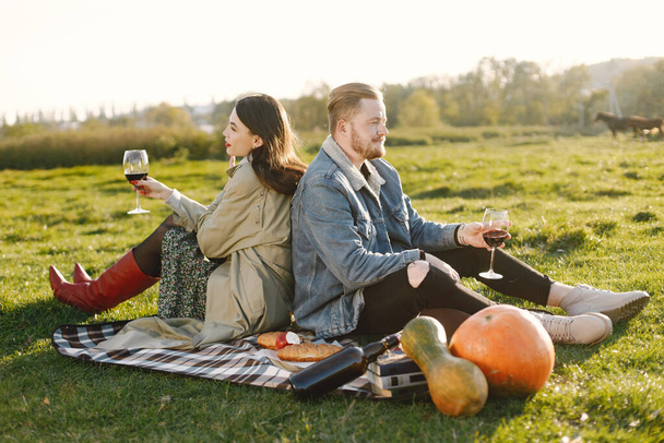 Stylish couple have a picnic with a glasses of wine on a nature - Foto, Imagem