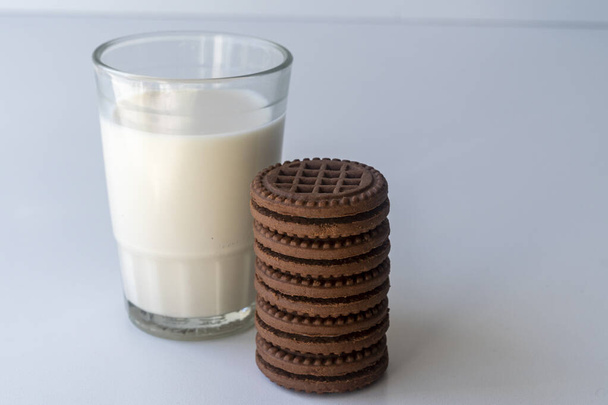 Čokoládové sušenky s mlékem na lehkém pozadí. Čokoládový sendvič - sušenky. - Fotografie, Obrázek
