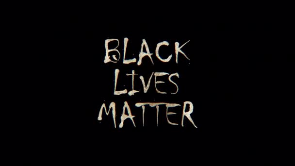 Quemar texto de Black Lives Matter palabra. La iluminación de brillo dorado de la animación de bucle de palabras Black Lives Matter promueve el concepto de publicidad aislada utilizando QuickTime Alpha Channel ProRes 4444. - Metraje, vídeo