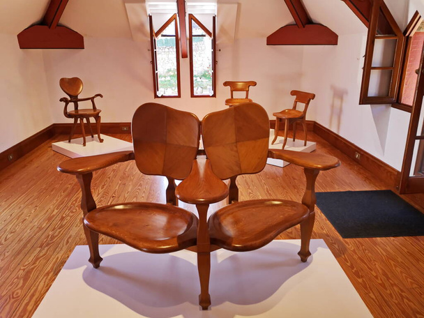 design modernista di sedie e panche all'interno del capriccio di Gaudì, - Foto, immagini