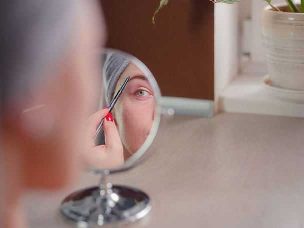 visage de jeune belle femme saine regardant dans le miroir - Photo, image
