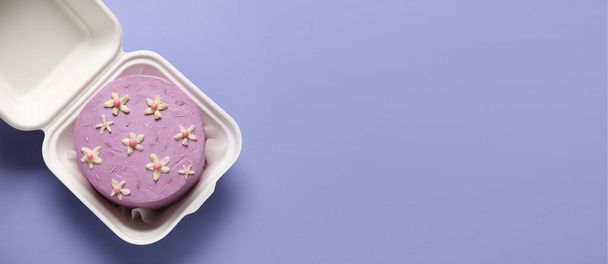 Lunch box with tasty bento cake on lilac background with space for text - Foto, imagen