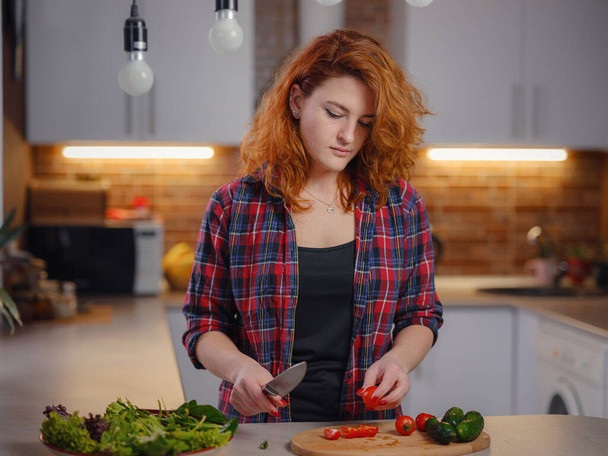 Frau kocht frischen gesunden veganen Gemüsesalat - Foto, Bild
