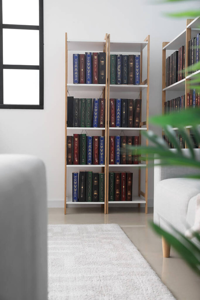 Unité d'étagère moderne avec livres dans la bibliothèque de la maison - Photo, image