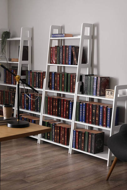 Unidad de estantería moderna con libros en la biblioteca del hogar - Foto, imagen
