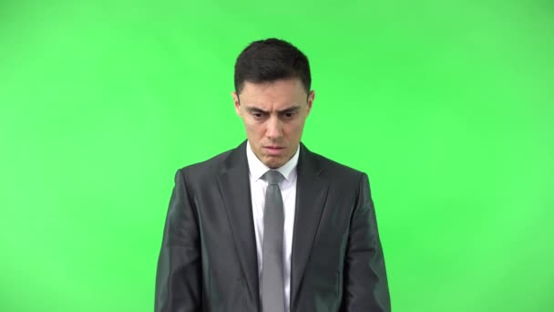 Schockierter Mann im Anzug blickt mit weit aufgerissenen Augen - Filmmaterial, Video