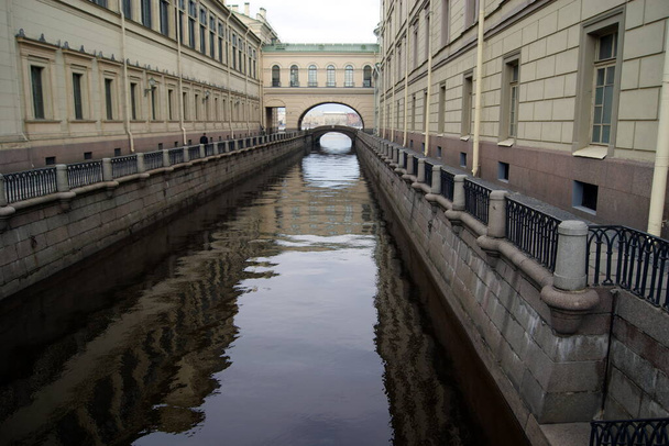 Winterkanal (Simnyaya Kanavka), Blick auf den Zusammenfluss mit der Newa, St. Petersburg, Russland - 27. April 2012 - Foto, Bild
