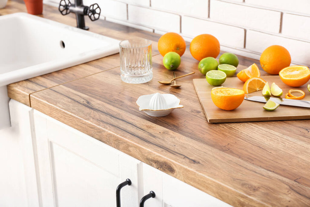 Керамічний соковижималка і цитрусові свіжі на кухонній лічильнику
 - Фото, зображення