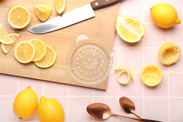 Složení se zralými citrony a odšťavňovačem na barevných dlaždicích - Fotografie, Obrázek