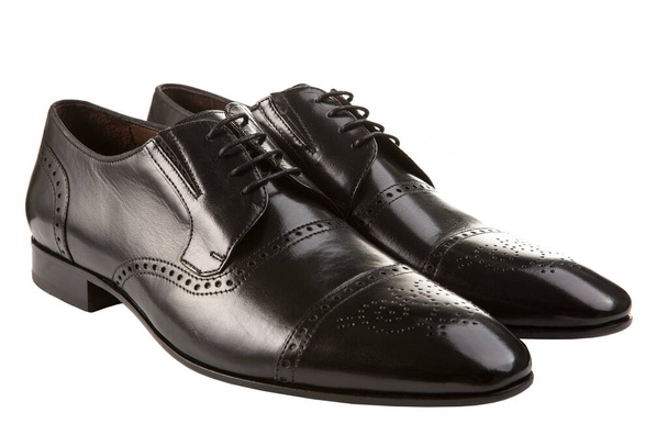 zapatos de los hombres de moda marrón oscuro, zapatos clásicos, sobre un fondo blanco - Foto, Imagen