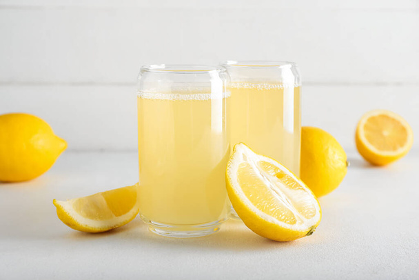 Bril citroensap op tafel - Foto, afbeelding
