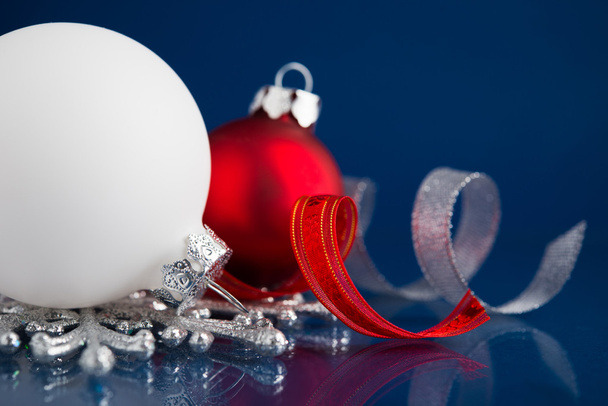 weißer, silberner und roter Weihnachtsschmuck auf dunkelblauem Hintergrund - Foto, Bild