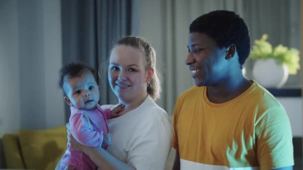 Famiglia multi razza di coppia sposata e figlioletta - Filmati, video