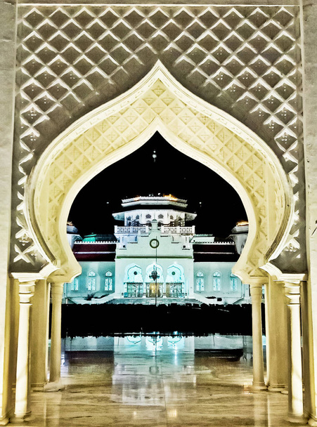 Мечеть Байтуррахман, Ачех, Индонезия. Мечеть Байтурахман является исторической мечетью и стала свидетелем удивительного цунами 2014 года в Ачехе. - Фото, изображение