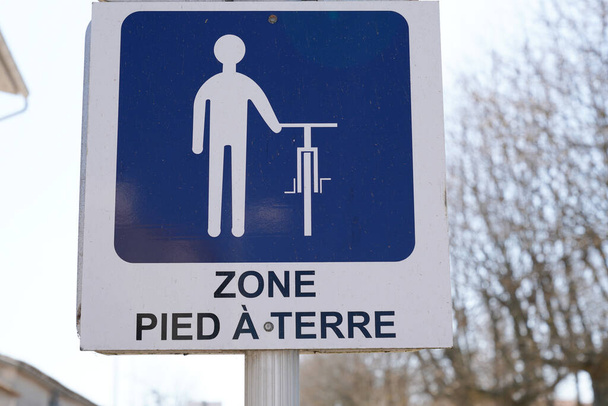 zóna pied a terre francouzský text road panel means foot-on-the-ground for cyclists information signage in village france - Fotografie, Obrázek
