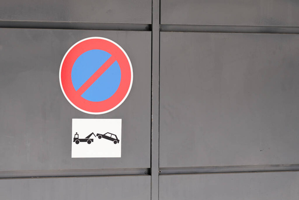 paneel voertuig teken evacuatie Franse tekst betekent risico auto inbeslagname voor persoonlijke ingang deur garage - Foto, afbeelding