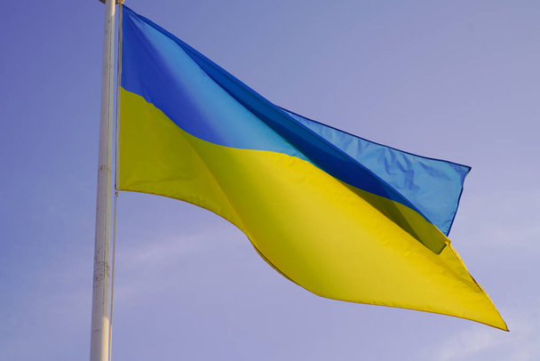 bandera ucraniana onda cielo seda fondo ucraniano Nacional amarillo y azul colores en textura de la tela - Foto, imagen