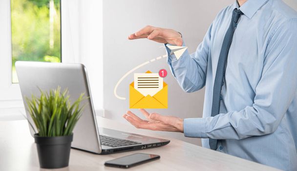 E-Mail-Marketing und Newsletter-Konzept. Kontaktieren Sie uns per Newsletter-E-Mail und schützen Sie Ihre persönlichen Daten vor Spam-Mail-Konzept. Liste der Kunden für den Versand - Foto, Bild